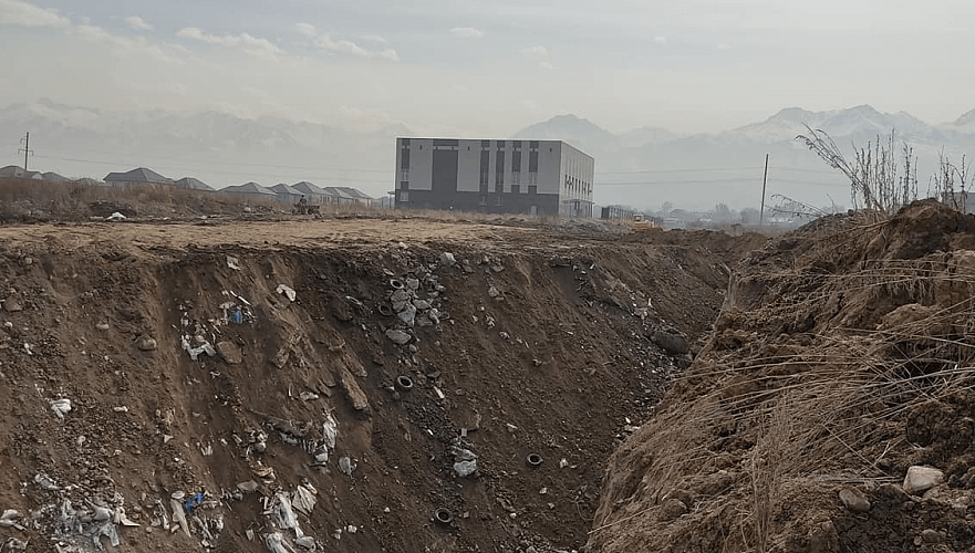Сакские курганы уничтожают в 200 метрах от акимата одного из районов Алматы