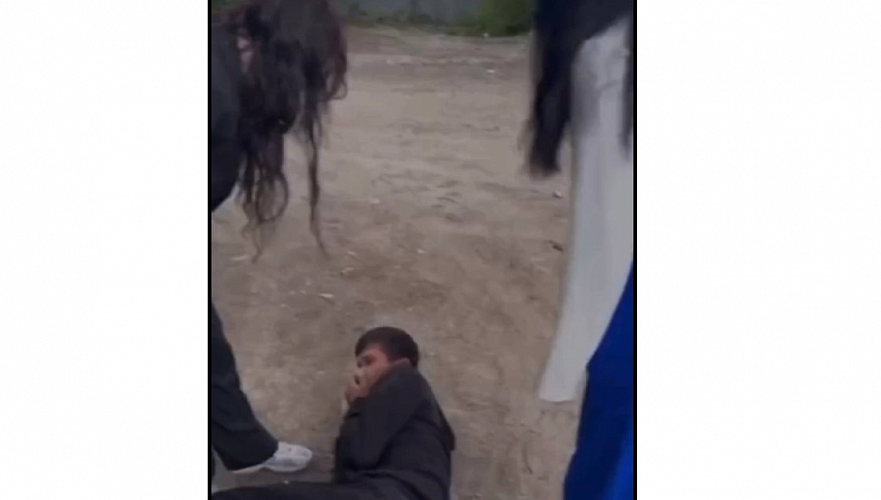 Избивших парня и снявших это на видео выпускниц в Алматы доставили в полицию