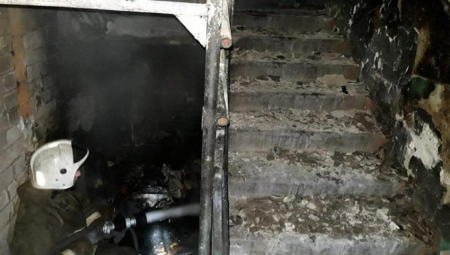Около 30 человек эвакуировали во время пожара в жилой многоэтажке в Семее