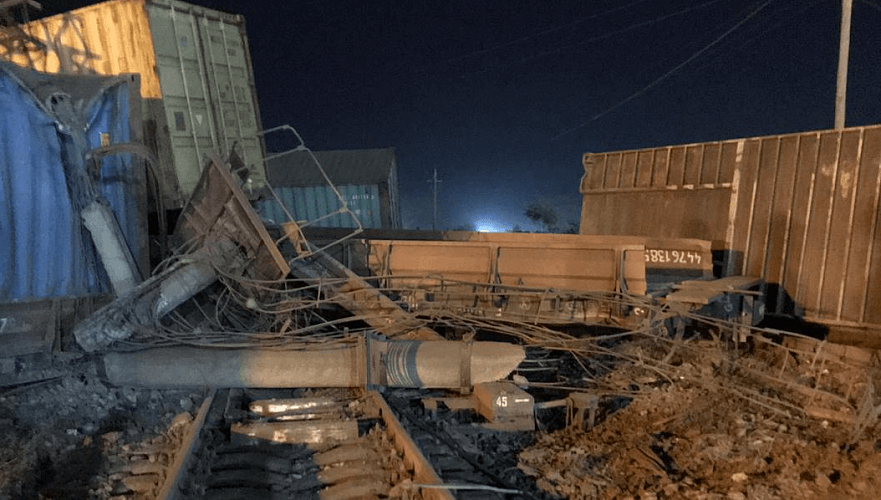 Сход 13 вагонов с рельсов с опрокидыванием произошел в Шымкенте, застряли 15 поездов