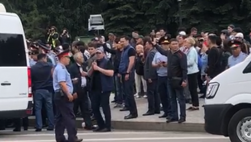 После затишья задержание прохожей спровоцировало новую волну гнева митингующих в Алматы