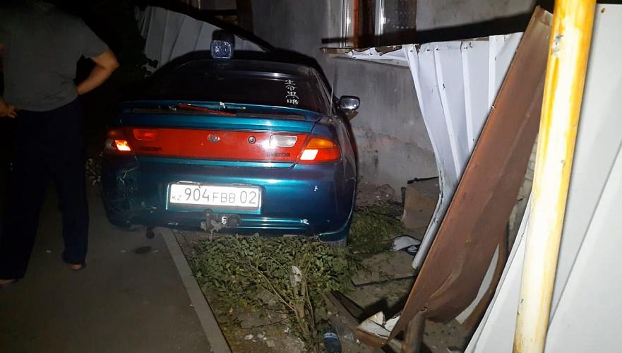 Иномарка сбила мужчину и врезалась в стену частного жилого дома в Алматы