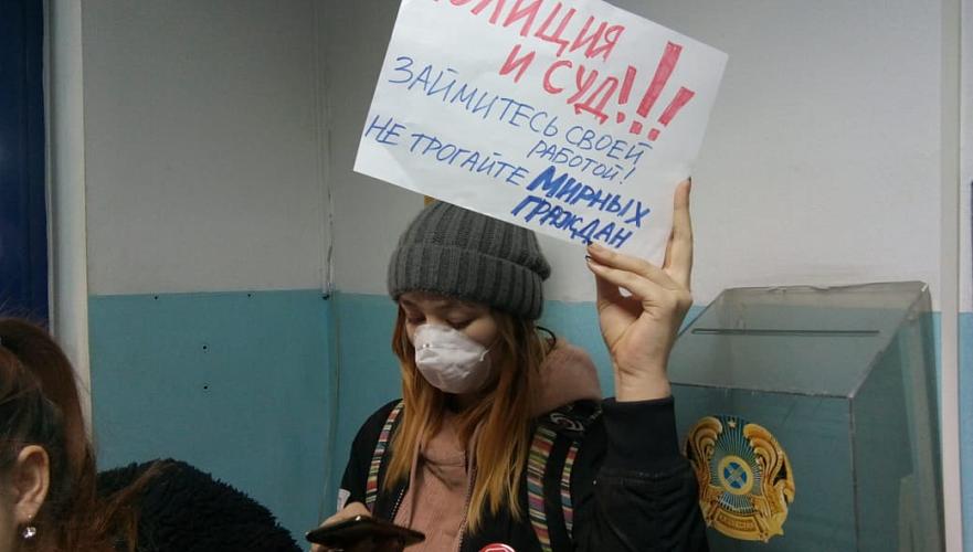 Журналистов выгнали из зала суда над участницами прошедшего 8 марта женского марша в Алматы
