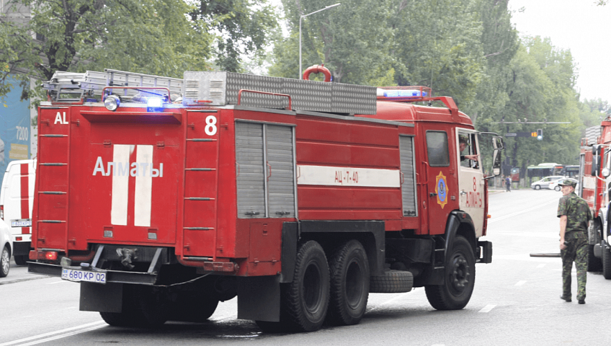 Пожар на складе тушат по повышенному рангу вызова в Алматы