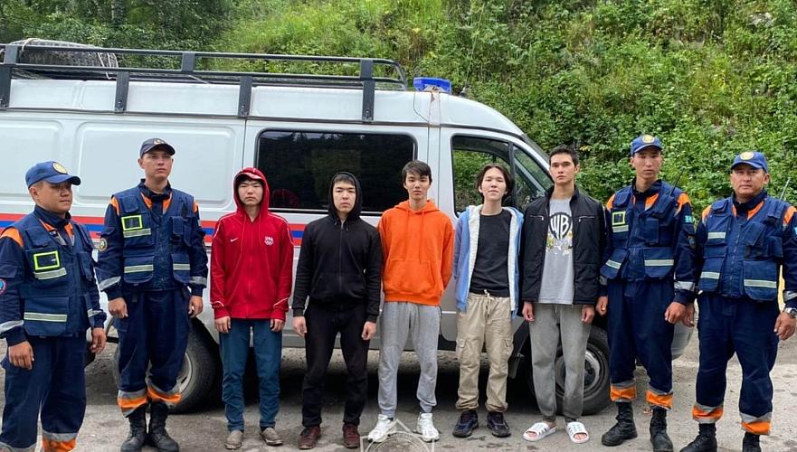 Пятеро молодых туристов не смогли самостоятельно спуститься в горах Алматы