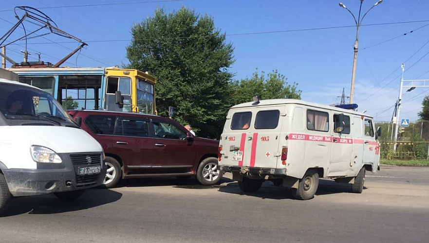 Трамвай и Lexus столкнулись в Усть-Каменогорске