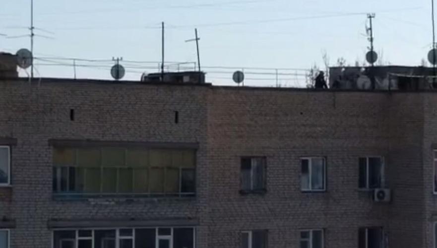 В соцсети в Уральске обсуждают видео гуляющего по крыше девятиэтажки мужчины с ребенком