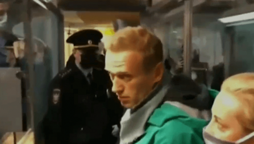 Навальный задержан силовиками в прямом эфире на паспортном контроле в аэропорту Москвы