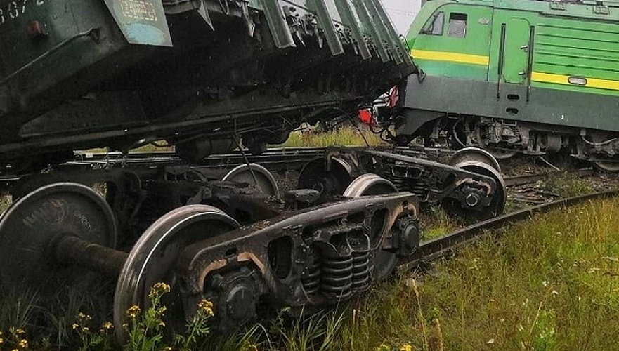 Лобовое столкновение двух поездов произошло в Алматинской области