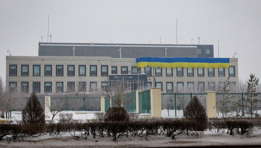 Посольство США в Казахстане вывесило на фасаде флаг Украины