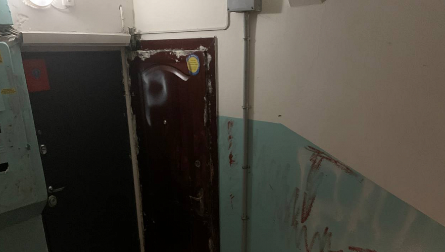 Незвестные залили монтажной пеной двери квартиры журналиста Вадима Борейко в Алматы