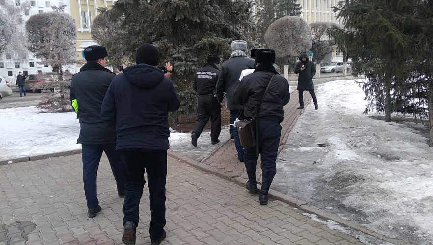 Полиция схватила журналиста в ходе освещения задержания пикетчика в Уральске