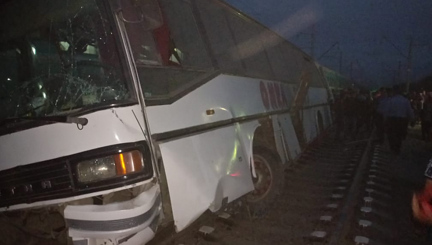 Столкнувшийся с поездом в Шамалгане автобус ездил с истекшим сроком техосмотра