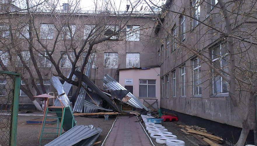 Кровлю четырех зданий сорвало ветром в Карагандинской области