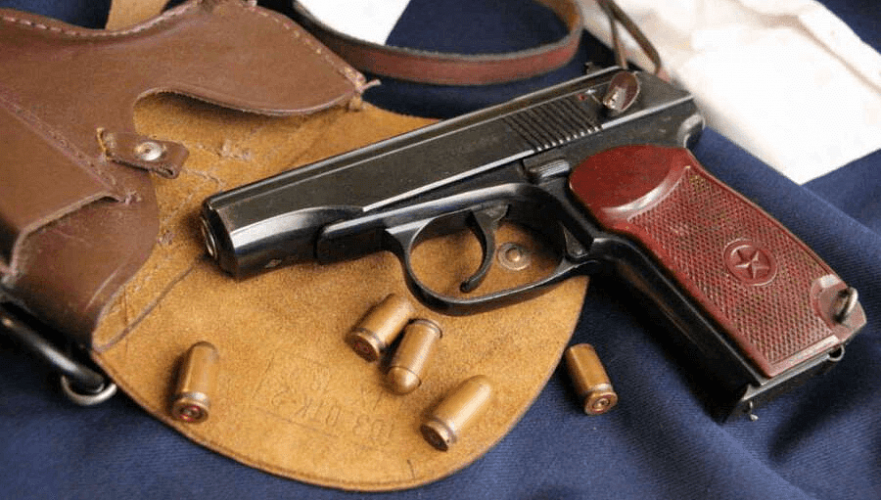 Забытый полицейским в туалете боевой пистолет украли в Астане