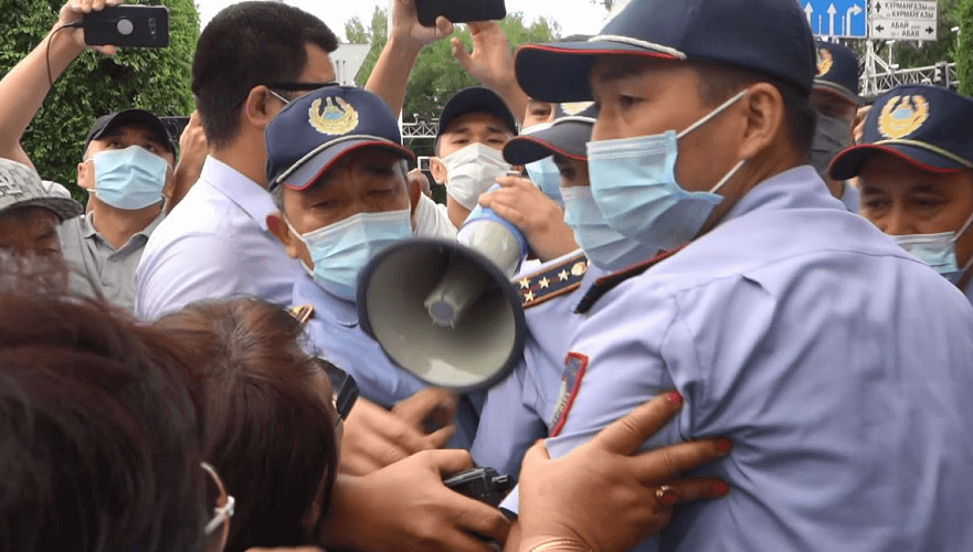 Демпартия заявила о пострадавших при стычках с силовиками на митинге в Алматы (видео)