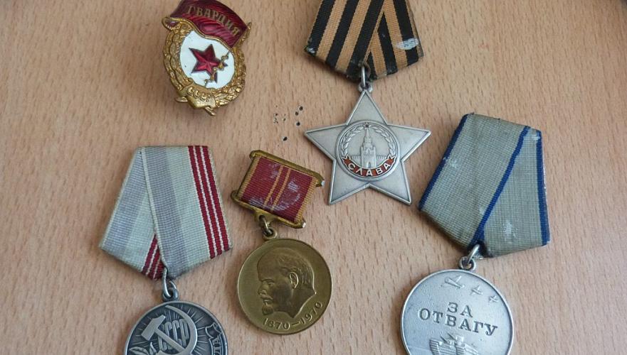 Советские медали ветерана-фронтовика нашли в урне в Павлодаре
