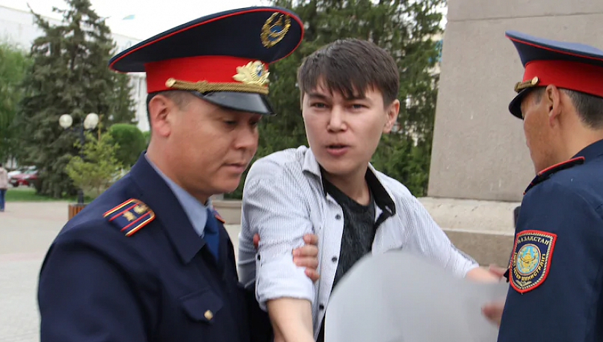 Минобороны обещает во вторник выдать активисту с пустым плакатом из Уральска военный билет