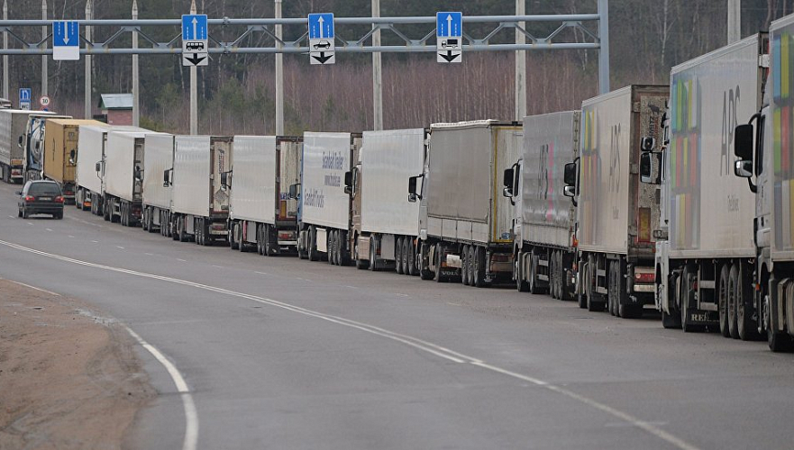 Поправки для решения проблемы скопления грузовиков на границе с КНР готовят в Казахстане