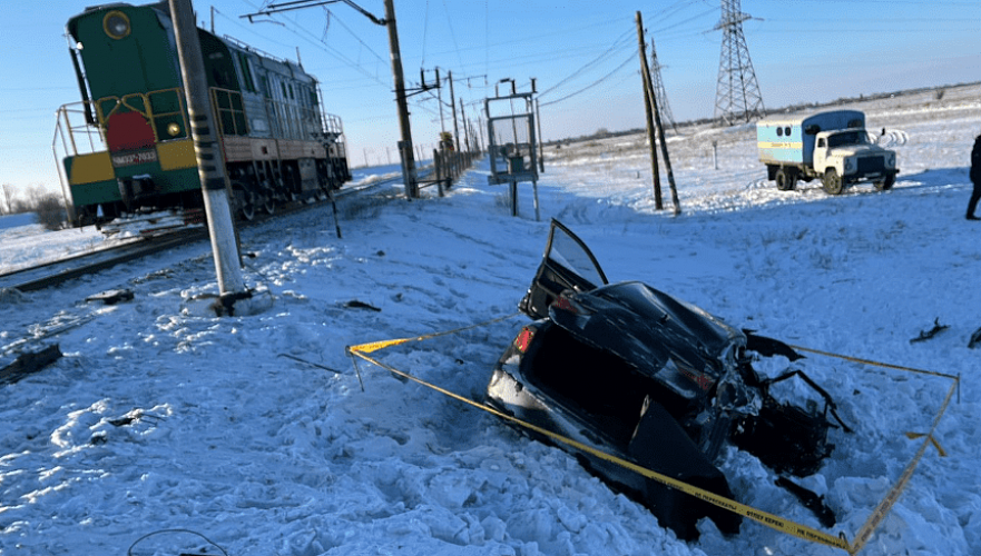 Lexus столкнулся с электровозом в Акмолинской области: Есть погибший и пострадавший 