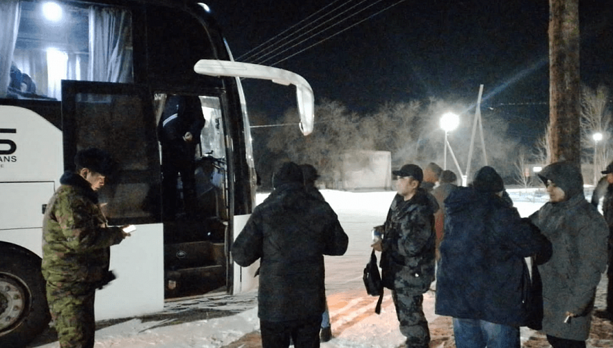 Два автобуса с 69 гражданами Узбекистана застряли в мороз на трассе в Актюбинской области