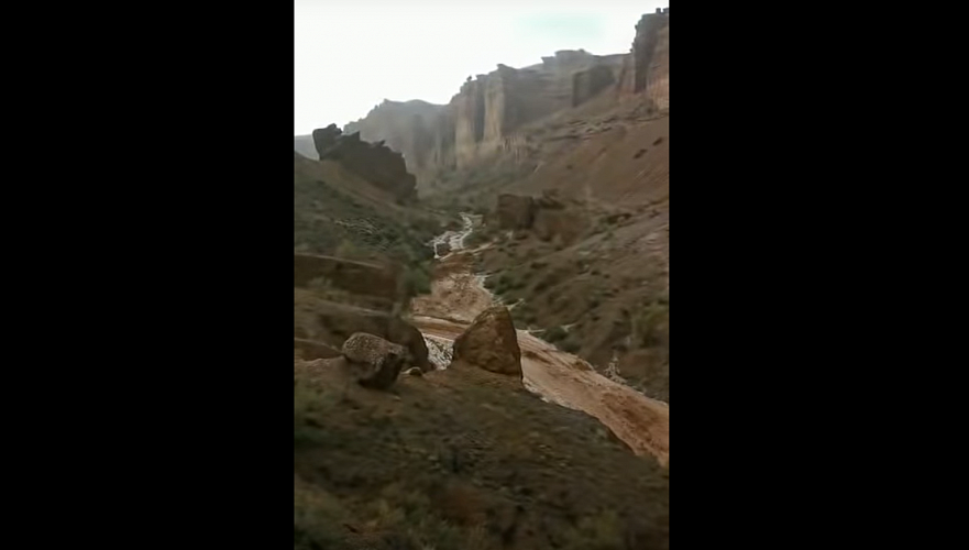 Пропавшая при сходе смертельного грязе-селевого потока найдена живой в Чарынском каньоне
