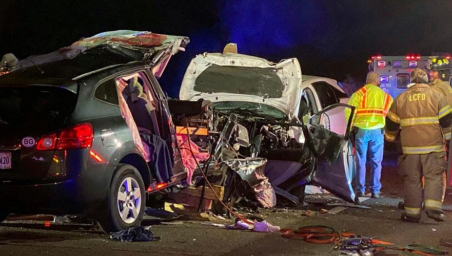 На автомагистрали во время лобового столкновения автомобилей погибли 6 человек в США