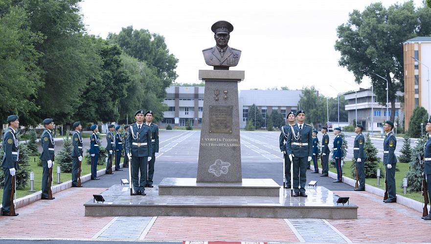 Памятник первому министру обороны РК Сагадату Нурмагамбетову открыли в Алматы