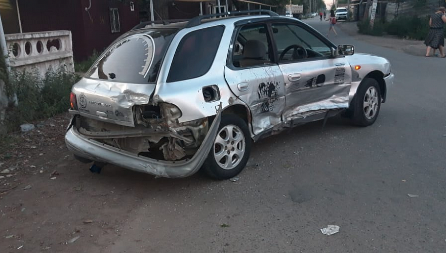 Ребенок и трое взрослых госпитализированы после столкновения двух авто в Алматы