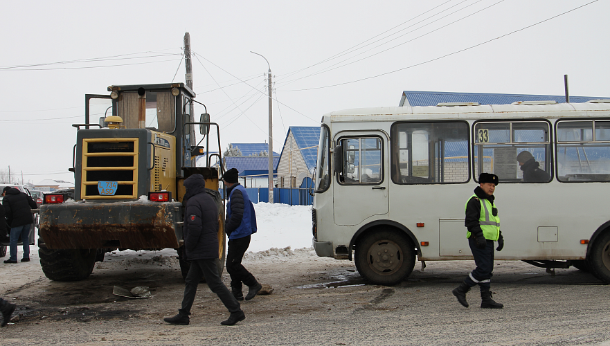 Автобус и бульдозер столкнулись в Уральске, два человека пострадали