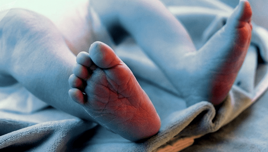 Медиков признали виновными в убийстве новорожденного в морозильнике в роддоме Атырау