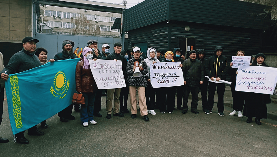 Сторонники Жанболата Мамая  объявили голодовку у здания полиции в Алматы