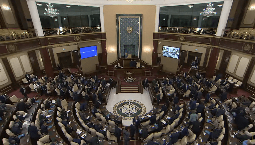 Парламент одобрил поправки по семилетнему президентству и возврату столице названия Астана