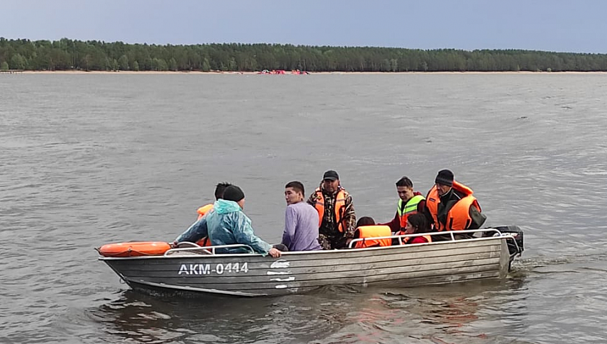 Пятерых с перевернувшейся мини-яхты спасли на Бурабае