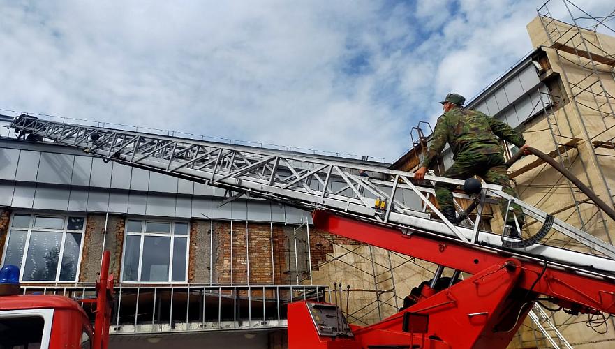 25 человек эвакуировали из горящего Дома культуры в Кокшетау