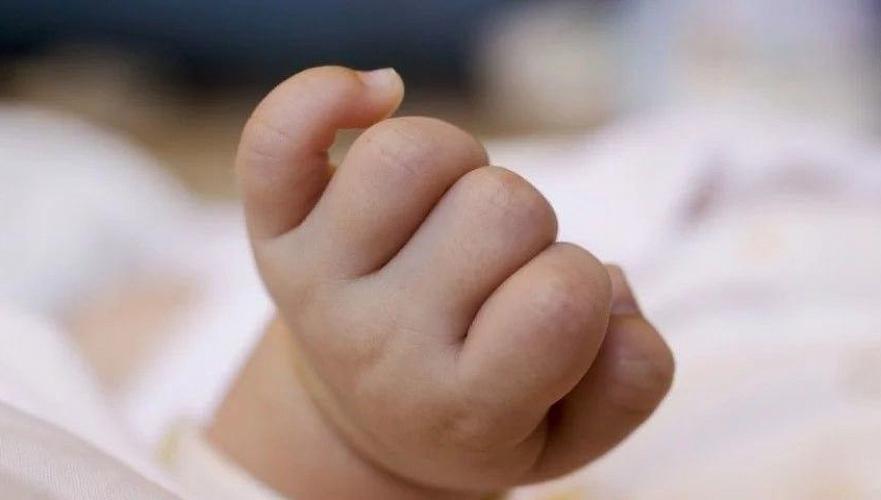 Новорожденного нашли в мусорном баке в Караганде