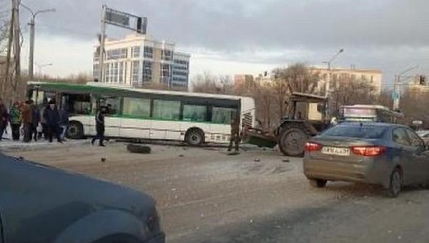 Пять пассажиров пострадали в результате столкновения автобуса с трактором в Нур-Султане