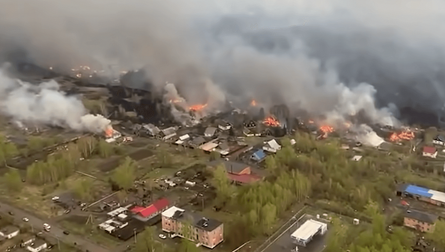 73 взрослых и 10 детей остались без жилья в результате пожара в Риддере (видео)