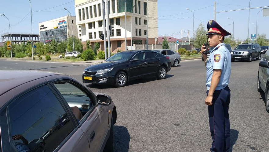 Полиция Алматы из-за отсутствия света регулирует дорожное движение вручную
