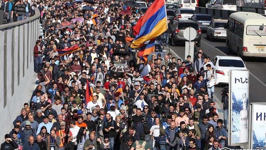 Массовые столкновения противников экс-президента Саргсяна с полицией проходят в Ереване