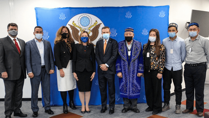 Помощник госсекретаря США встретилась с этническими казахами и уйгурами из Китая