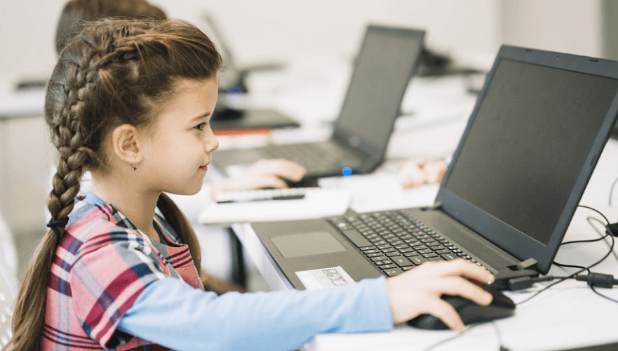 Чиновники: Семьи с пятью детьми-школьниками в Алматы обеспечат компьютерами за счет бюджета