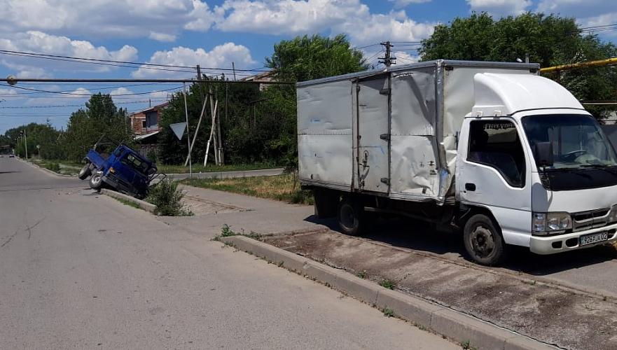 Двое пострадали в результате столкновения грузовиков в Алматы