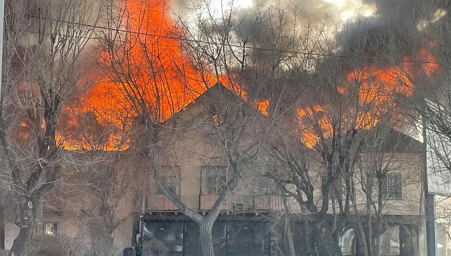 Крупный пожар тушат в жилом доме в Экибастузе