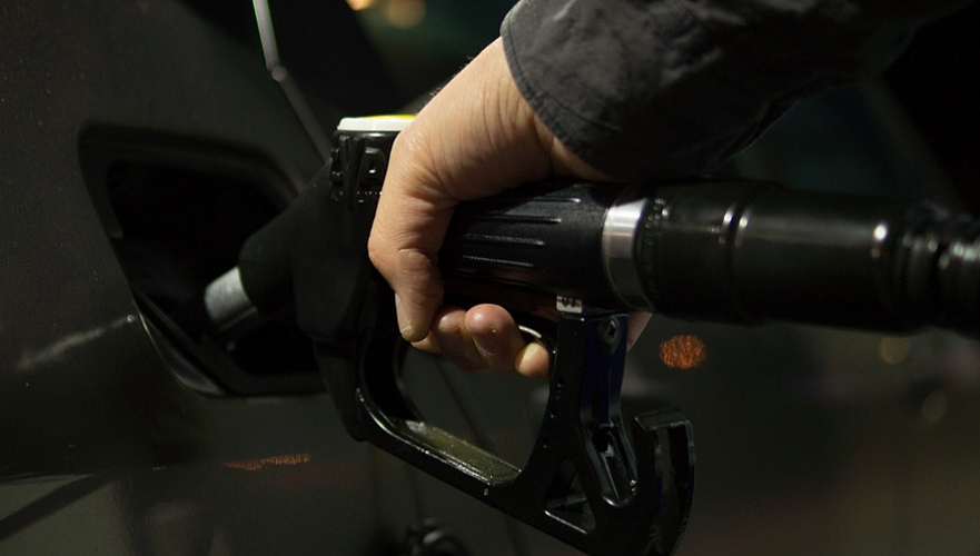 Стабилизации цен на бензин ожидает правительство Казахстана