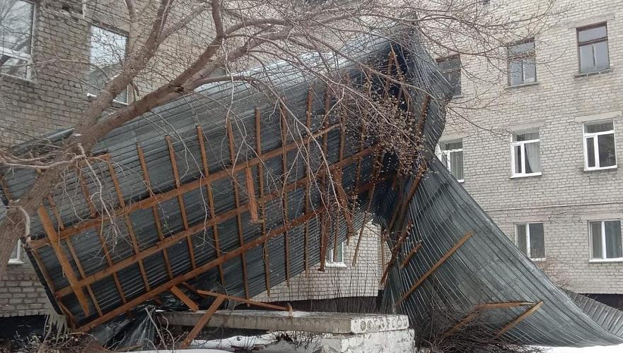 Кровлю больницы в Павлодарской области частично сорвало ветром