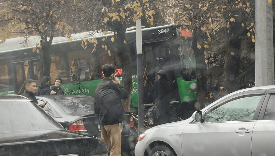 17 человек доставили в больницы в результате столкновения двух автобусов в Алматы