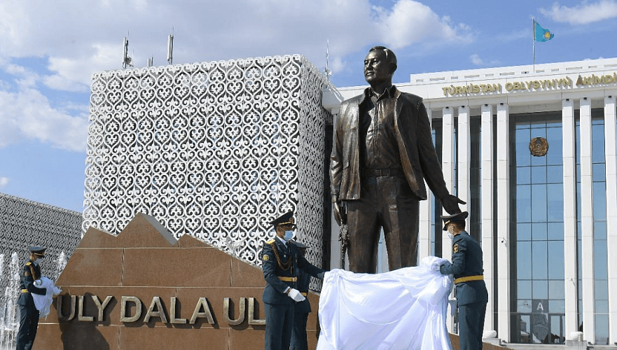 Вслед за Нур-Султаном новый памятник Нурсултану Назарбаеву открыли и в Туркестане