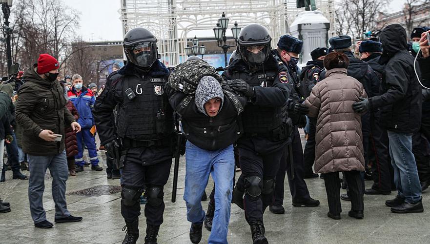 На митингах за Навального в России начались столкновения с полицией