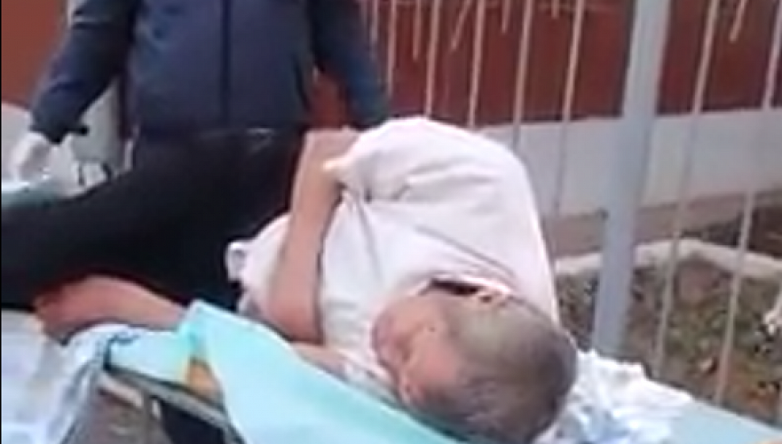 В Уральске охранники вывезли пациента из больницы и оставили на улице